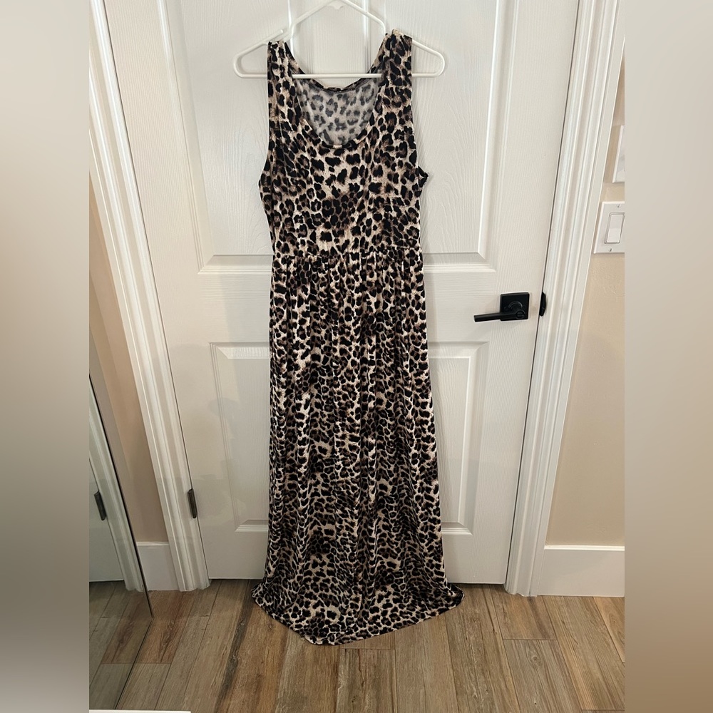 Leopard maxi dress with pockets no tag but fits like a XL